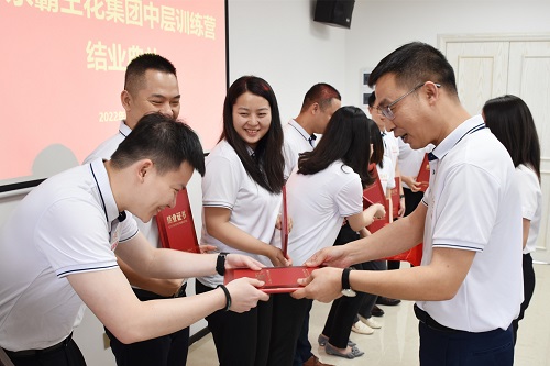 1655545118176594.jpg 陳駿良副總裁為學(xué)員頒獎(jiǎng).jpg