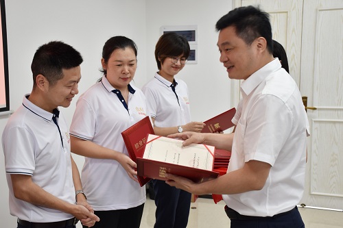 1655545136339971.jpg 朱利昀副總裁為學(xué)員頒獎(jiǎng).jpg